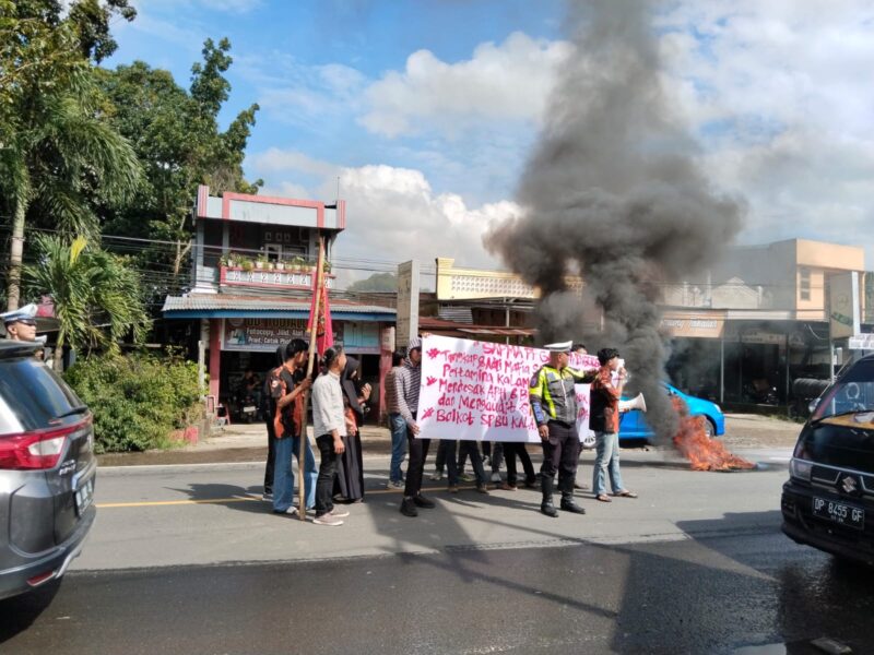 Foto: SAPMA PP Gowa saat melakukan aksi unjuk rasa di depan SPBU Kalampa