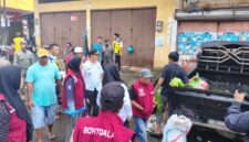 Foto: Penertiban PKL yang berdiri di atas saluran drainase dan trotoar