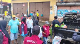 Foto: Penertiban PKL yang berdiri di atas saluran drainase dan trotoar