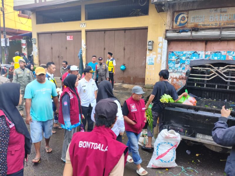Foto: Penertiban PKL yang berdiri di atas saluran drainase dan trotoar