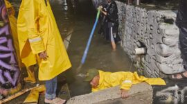 Foto: Satuan Tugas (Satgas) Drainase saat melakukan penanganan langsung di titik banjir