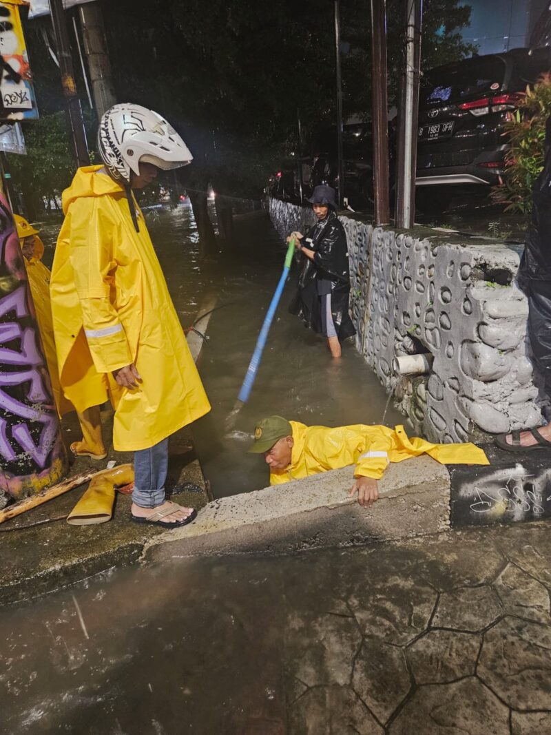 Foto: Satuan Tugas (Satgas) Drainase saat melakukan penanganan langsung di titik banjir