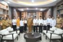 Foto: Wali Kota Makassar, Munafri Arifuddin bersama Kepala Kantor Kementerian Agama dan Forum Kerukunan Umat Beragama (FKUB)