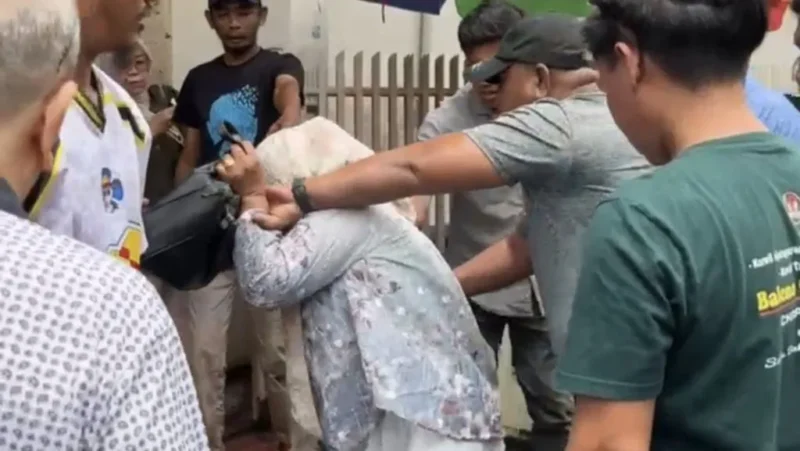 Foto: Pelaku pelemparan bom molotov di pusat perbelanjaan emas jl. somba opu (Sumber: tiktok)