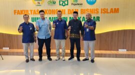 Pimpinan wilayah PT. Pegadaian wilayah VI Makassar bersama Dekan FEBI Prof. Dr. Amiruddin K, M.E.I