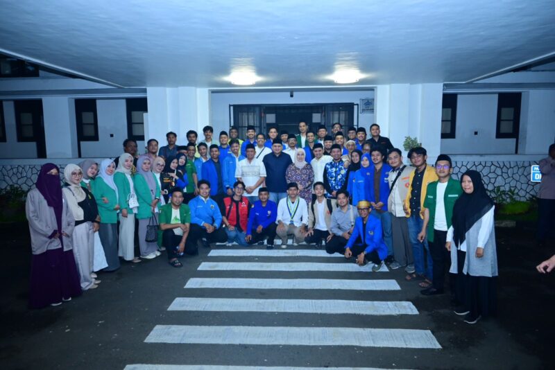 Walikota dan Wakil Walikota Makassar bersama Ketua dan pengurus KNPI Kota Makassar