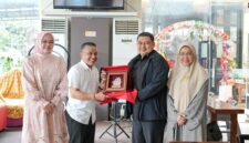 Wali Kota Makassar, Munafri Arifuddin di dampingi Ketua TP PKK Kota Makassar, Melinda Aksa bersama  Wali Kota Palu, Hadianto Rasyid,