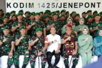 Bupati Jeneponto, H. Paris Yasir, Dandim 1425/Jeneponto Letkol Inf Abdul Muthalib Tallasa bersama Pangdam XIV/Hasanuddin, Mayjen TNI Bangun Nakowo