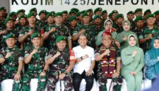 Bupati Jeneponto, H. Paris Yasir, Dandim 1425/Jeneponto Letkol Inf Abdul Muthalib Tallasa bersama Pangdam XIV/Hasanuddin, Mayjen TNI Bangun Nakowo