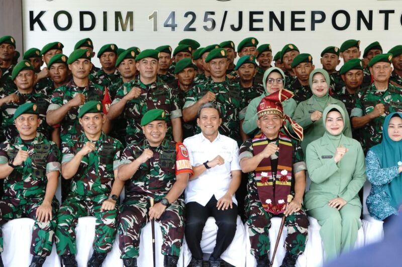 Bupati Jeneponto, H. Paris Yasir, Dandim 1425/Jeneponto Letkol Inf Abdul Muthalib Tallasa bersama Pangdam XIV/Hasanuddin, Mayjen TNI Bangun Nakowo