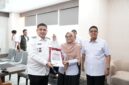 Kepala Dinas Sosial Kota Makassar, Andi Bukti Djufrie bersama Wali Kota Makassar, Munafri Arifuddin