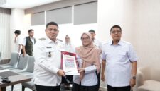 Kepala Dinas Sosial Kota Makassar, Andi Bukti Djufrie bersama Wali Kota Makassar, Munafri Arifuddin