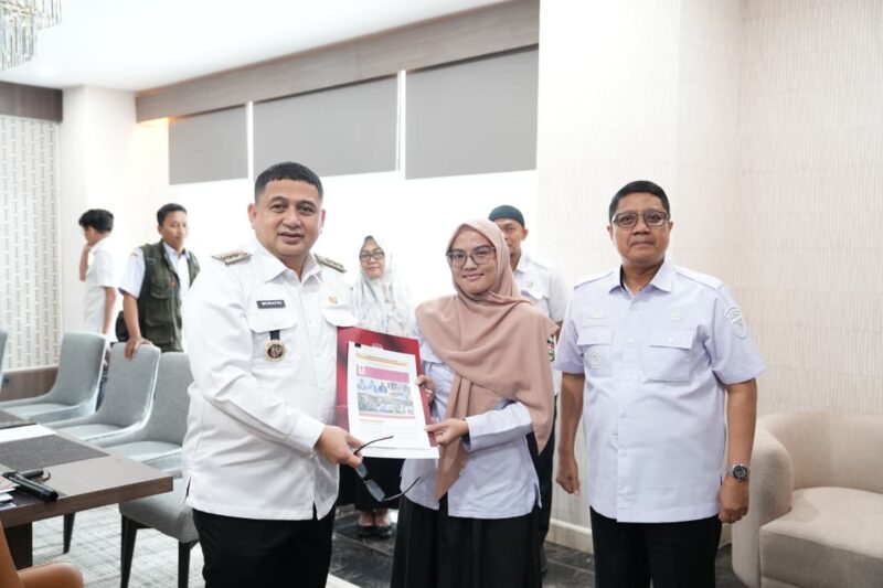 Kepala Dinas Sosial Kota Makassar, Andi Bukti Djufrie bersama Wali Kota Makassar, Munafri Arifuddin