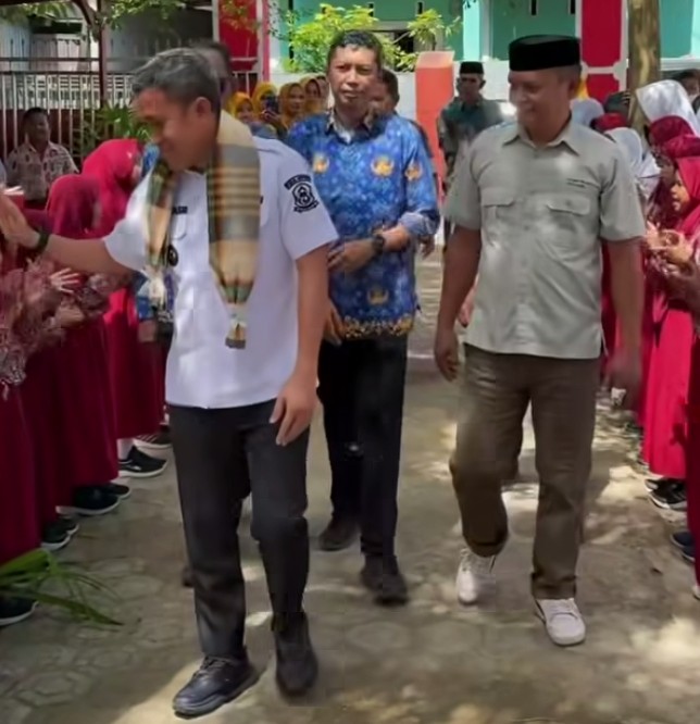 Kepala Dinas Pendidikan dan Kebudayaan Kabupaten Jeneponto, Alamsyah, SE., MM., bersama Bupati Jeneponto, H. Paris Yasir, SE., MM.,