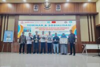 Kadis Dikbud Kab. Jeneponto, Alamsyah Djafar, SE, MM saat menerima penghargaan dari Kepala BPMP SulSel