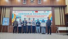 Kadis Dikbud Kab. Jeneponto, Alamsyah Djafar, SE, MM saat menerima penghargaan dari Kepala BPMP SulSel