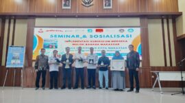 Kadis Dikbud Kab. Jeneponto, Alamsyah Djafar, SE, MM saat menerima penghargaan dari Kepala BPMP SulSel