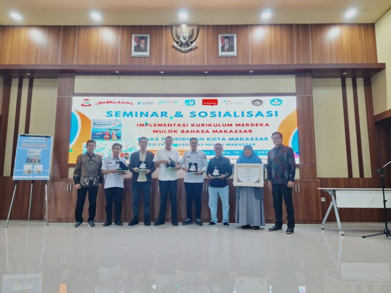 Kadis Dikbud Kab. Jeneponto, Alamsyah Djafar, SE, MM saat menerima penghargaan dari Kepala BPMP SulSel