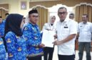 Bupati Jeneponto, H. Paris Yasir, S.E., M.M., saat penyerahan SK perpanjangan PPPK formasi tahun 2023