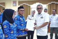 Bupati Jeneponto, H. Paris Yasir, S.E., M.M., saat penyerahan SK perpanjangan PPPK formasi tahun 2023