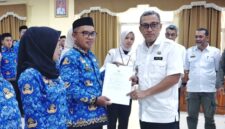 Bupati Jeneponto, H. Paris Yasir, S.E., M.M., saat penyerahan SK perpanjangan PPPK formasi tahun 2023