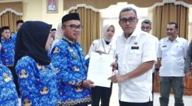 Bupati Jeneponto, H. Paris Yasir, S.E., M.M., saat penyerahan SK perpanjangan PPPK formasi tahun 2023