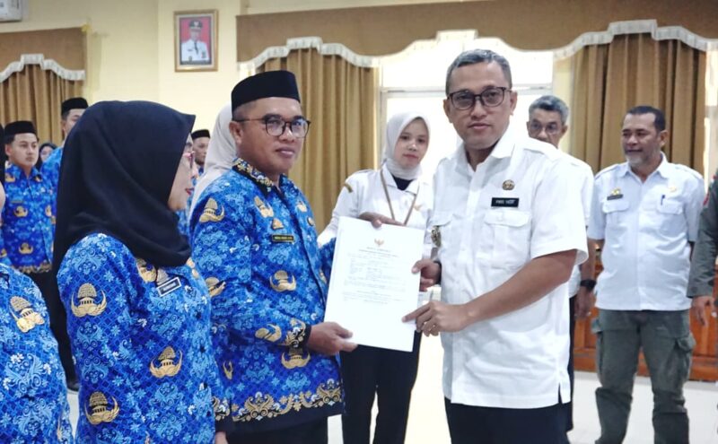 Bupati Jeneponto, H. Paris Yasir, S.E., M.M., saat penyerahan SK perpanjangan PPPK formasi tahun 2023