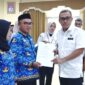 Bupati Jeneponto, H. Paris Yasir, S.E., M.M., saat penyerahan SK perpanjangan PPPK formasi tahun 2023