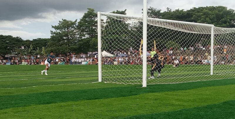 suasana adu pinalti antara Binamu FC dan Bontoramba FC