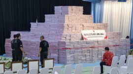 Foto tumpukan uang hasil denda administratif atas pelanggaran kawasan hutan (sumb:Liputan6)