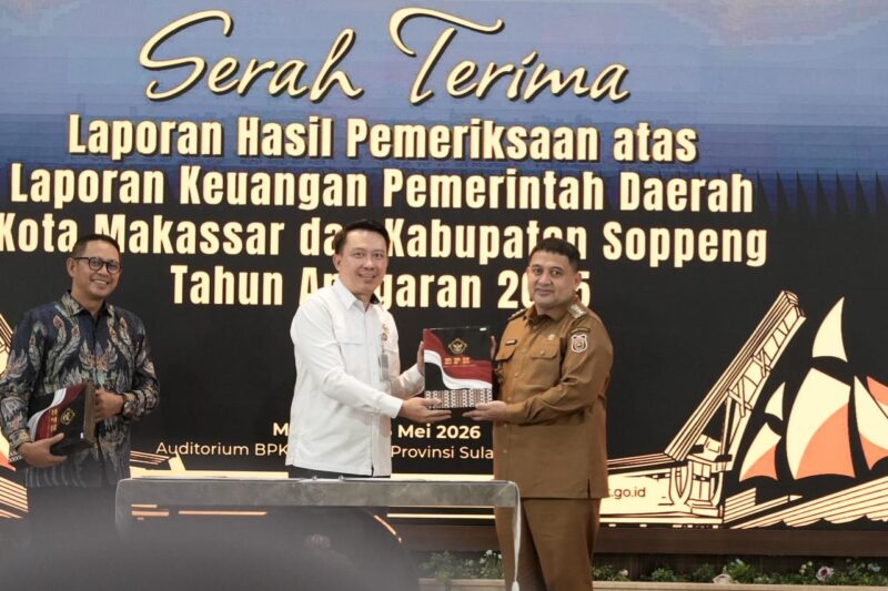 Wali Kota Makassar, Munafri Arifuddin bersama Kepala BPK RI Perwakilan Sulawesi Selatan, Winner Franky Halomoan Manalu, S.E., Ak., M.Ak.,