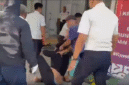 tangkapan layar vidio yang beredar saat sejumlah pegawai berupaya menghalau dan mengamankan massa aksi