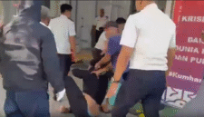 tangkapan layar vidio yang beredar saat sejumlah pegawai berupaya menghalau dan mengamankan massa aksi