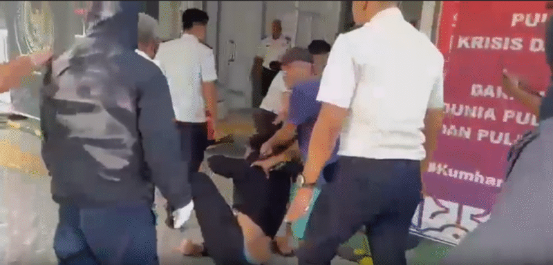 tangkapan layar vidio yang beredar saat sejumlah pegawai berupaya menghalau dan mengamankan massa aksi