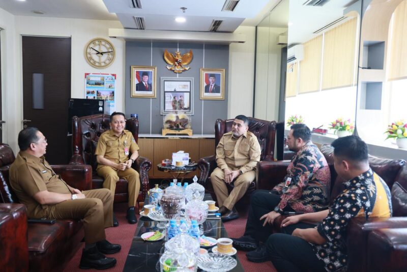 Walikota Makassar, Munafri Arifuddin saat bertemu Direktur Jenderal (Dirjen) Bina Keuangan Daerah (Keuda) Kementerian Dalam Negeri (Kemendagri)