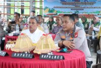 Bupati Jeneponto, H. Paris Yasir, S.E., M.M., bersama Kapolres Jeneponto dalam kegiatan Panen Raya Jagung Serentak Kuartal II