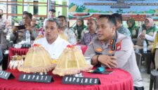 Bupati Jeneponto, H. Paris Yasir, S.E., M.M., bersama Kapolres Jeneponto dalam kegiatan Panen Raya Jagung Serentak Kuartal II