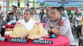 Bupati Jeneponto, H. Paris Yasir, S.E., M.M., bersama Kapolres Jeneponto dalam kegiatan Panen Raya Jagung Serentak Kuartal II
