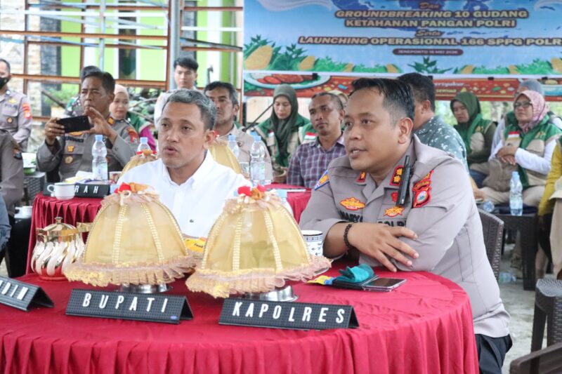Bupati Jeneponto, H. Paris Yasir, S.E., M.M., bersama Kapolres Jeneponto dalam kegiatan Panen Raya Jagung Serentak Kuartal II