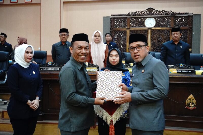Bupati Jeneponto H. Paris Yasir, S.E., M.M., bersama Ketua DPRD Kabupaten Jeneponto Didis Suryadi,