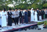 Wali Kota Makassar, Munafri Arifuddin saat pelaksanakan Salat Idul Adha 1447 Hijriah tingkat Kota Makassar
