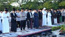 Wali Kota Makassar, Munafri Arifuddin saat pelaksanakan Salat Idul Adha 1447 Hijriah tingkat Kota Makassar