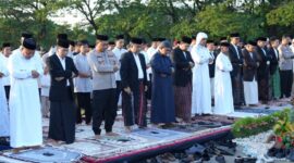 Wali Kota Makassar, Munafri Arifuddin saat pelaksanakan Salat Idul Adha 1447 Hijriah tingkat Kota Makassar