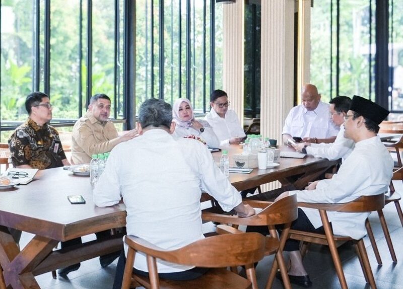 Wali Kota Makassar, Munafri Arifuddin saat bertemu dengan Menteri Sosial RI, Saifullah Yusuf