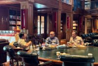 Presiden Prabowo bersama Kepala PPATK Ivan Yustiavandana dan Menteri Sekretaris Negara, Prasetyo Hadi. (Foto: BPMI Setpres)