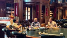 Presiden Prabowo bersama Kepala PPATK Ivan Yustiavandana dan Menteri Sekretaris Negara, Prasetyo Hadi. (Foto: BPMI Setpres)