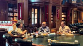 Presiden Prabowo bersama Kepala PPATK Ivan Yustiavandana dan Menteri Sekretaris Negara, Prasetyo Hadi. (Foto: BPMI Setpres)