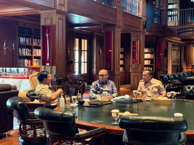 Presiden Prabowo bersama Kepala PPATK Ivan Yustiavandana dan Menteri Sekretaris Negara, Prasetyo Hadi. (Foto: BPMI Setpres)