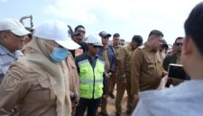 Wali Kota Makassar, Munafri Arifuddin, saat meninjau progres pembenahan dan penimbunan TPA Antang di Kecamatan Manggala
