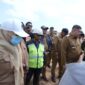 Wali Kota Makassar, Munafri Arifuddin, saat meninjau progres pembenahan dan penimbunan TPA Antang di Kecamatan Manggala